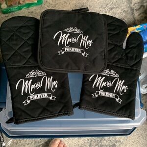 Deluxy Mr & Mrs Apron, Potholder And Cookbook Set For Couple new 6pcs